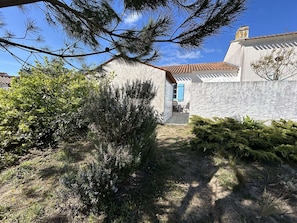 Un immobile residenziale con garage, patio e giardino.