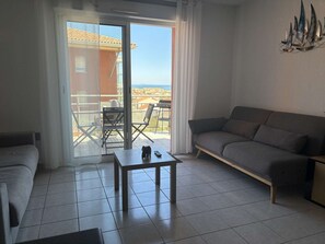 TV - Apartment with parking, terrace - 4 guests (Fleury-Saint-Pierre-la-Mer)