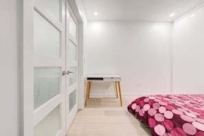 Ein Schlafzimmer mit einem Bett, einem Schreibtisch und einem Kleiderschrank.