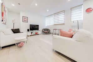 Living area - Fabulous 3-bedroom condo with AC in vibrant Downtown Montréal - parking optional (Montréal)