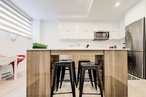 Private kitchen - Fabulous 3-bedroom condo with AC in vibrant Downtown Montréal - parking optional (Montréal)
