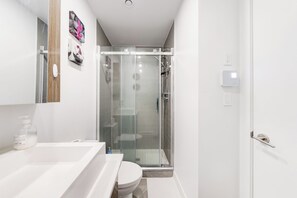 Bathroom - Fabulous 3-bedroom condo with AC in vibrant Downtown Montréal - parking optional (Montréal)