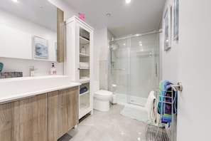 Ein modernes Badezimmer mit Dusche, Toilette und Waschtisch.