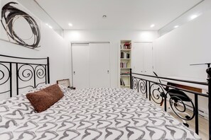 Room - Fabulous 3-bedroom condo with AC in vibrant Downtown Montréal - parking optional (Montréal)