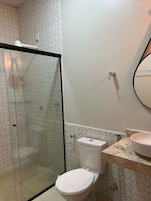 Ducha, toallas, jabón, shampoo