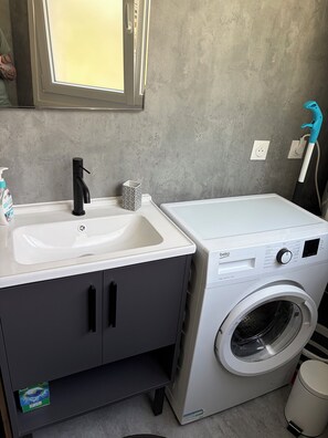 Shower, hair dryer, towels, soap - Vrbo Property (Meschers-sur-Gironde)