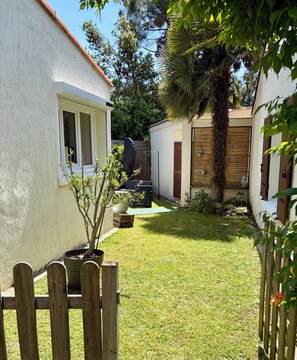 A residential property with a fenced yard, a small garden, and a wooden fence. - House with garden 500 metres from the beach (Meschers-sur-Gironde)