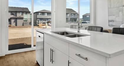 Brand New (2026) 3BDR. /AC/Mins from South Health Campus. 1.5 hrs Banff
