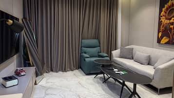 Apartment, 1 Bedroom, Accessible, Smoking | Living room