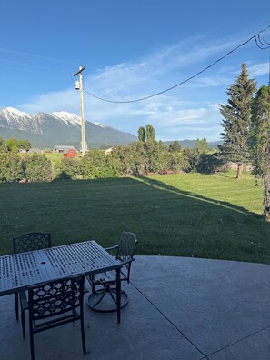 Outdoor dining - Charming 3-bedroom house in St Ignatius for your getaway with breathtaking views (Saint Ignatius)