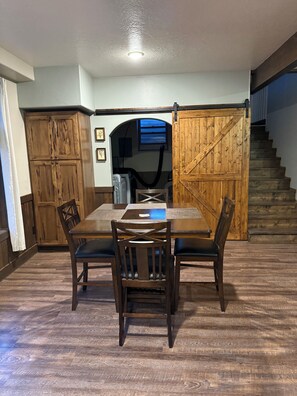 Dining - Charming 3-bedroom house in St Ignatius for your getaway with breathtaking views (Saint Ignatius)