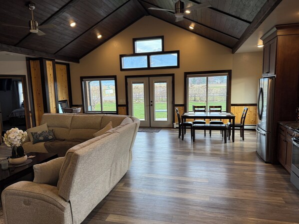 Living area - Charming 3-bedroom house in St Ignatius for your getaway with breathtaking views (Saint Ignatius)