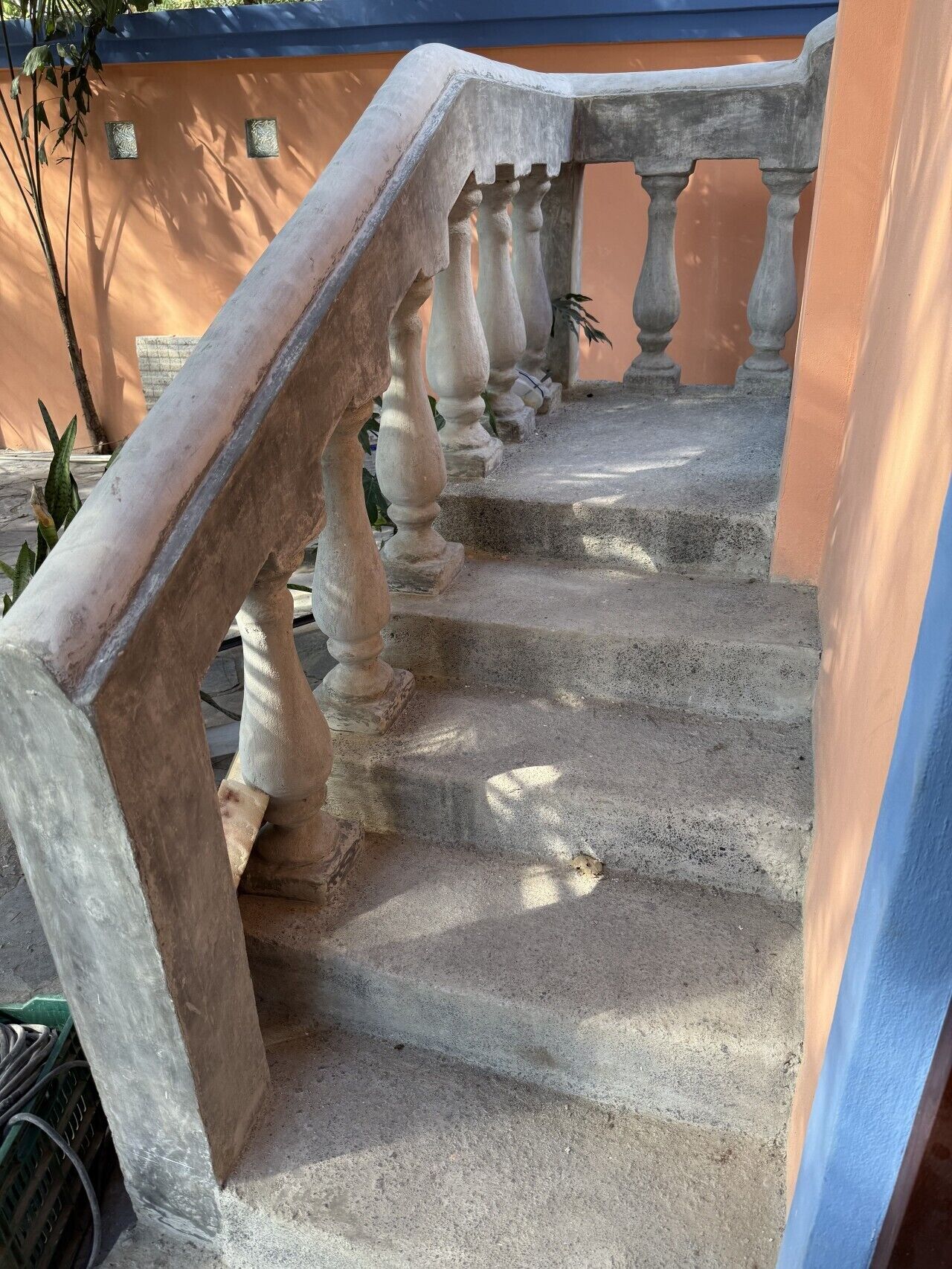 Eine Betonstaircase mit Geländern, die zu einer erhöhten Ebene führt.