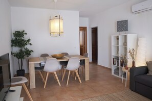 Dining - ML Central Vila Apartment (Carvoeiro LGA)