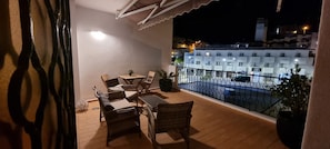 Outdoor dining - ML Central Vila Apartment (Carvoeiro LGA)