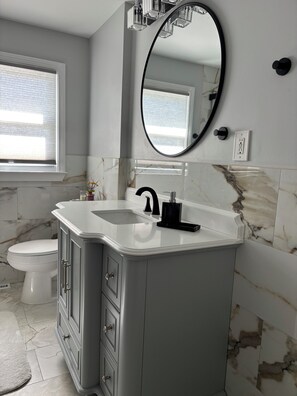 Een douche, handdoeken, toiletpapier