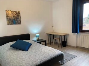 Een strijkplank/strijkijzer, wifi, beddengoed