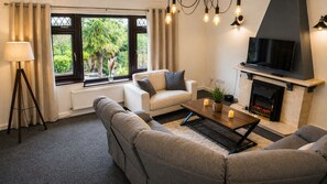 Living area - Spacious 4BR Family Bungalow Near Pembrey Beach & Carmarthen – Sleeps 8 (Llanelli)
