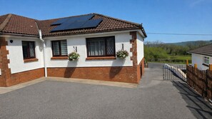 Exterior - Spacious 4BR Family Bungalow Near Pembrey Beach & Carmarthen – Sleeps 8 (Llanelli)