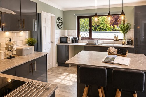 Spacious 4BR Family Bungalow Near Pembrey Beach & Carmarthen – Sleeps 8