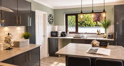 Spacious 4BR Family Bungalow Near Pembrey Beach & Carmarthen – Sleeps 8