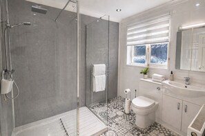 Bathroom - Spacious 4BR Family Bungalow Near Pembrey Beach & Carmarthen – Sleeps 8 (Llanelli)