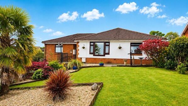 Exterior - Spacious 4BR Family Bungalow Near Pembrey Beach & Carmarthen – Sleeps 8 (Llanelli)