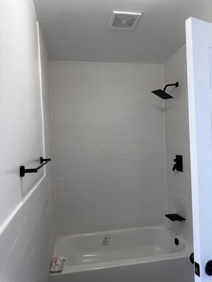 Secador de cabelo, toalhas de banho, sabonete, papel higiênico