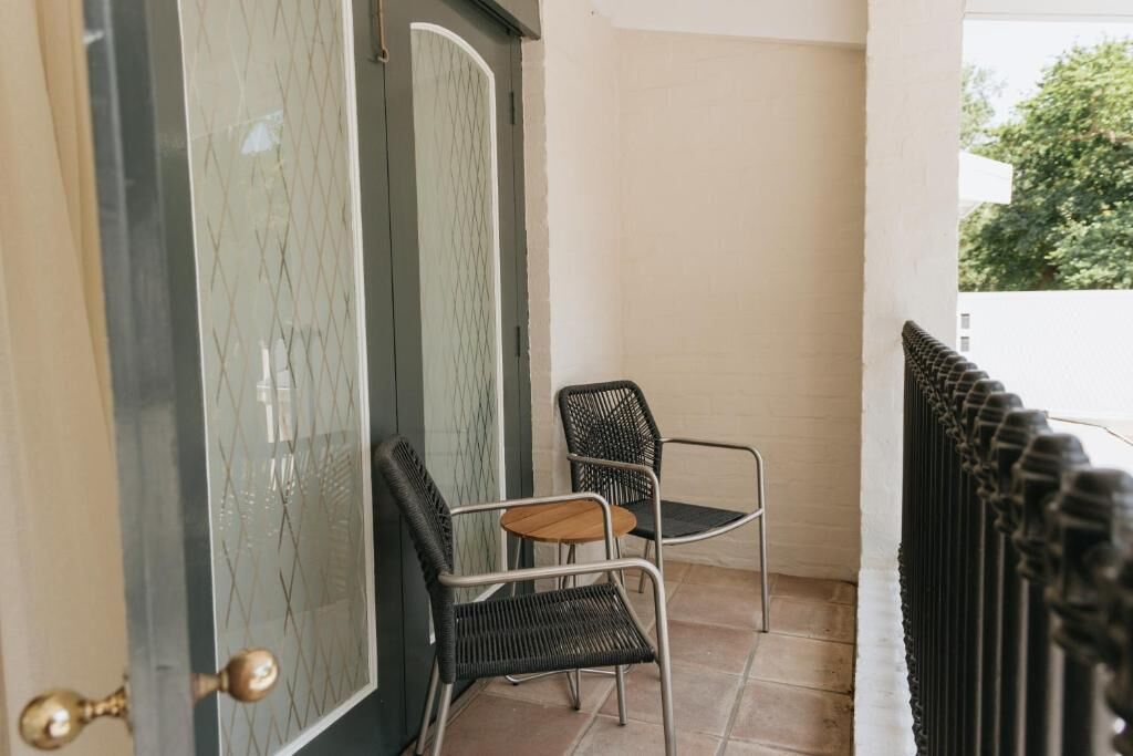 Deluxe-Doppel- oder -Zweibettzimmer, Balkon, Blick auf den Innenhof | Terrasse/Patio