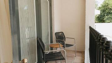 Deluxe-Doppel- oder -Zweibettzimmer, Balkon, Blick auf den Innenhof | Terrasse/Patio