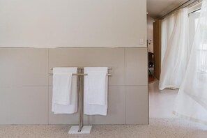 Deluxe tweepersoonskamer, balkon, uitzicht op zwembad | Interieur