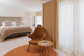 Phòng đôi Deluxe, ban công, quang cảnh hồ bơi | Két bảo mật tại phòng, truy cập Internet không dây miễn phí 
