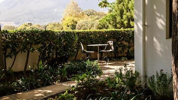 Casa de campo Confort, patio, vista al jardín | Restaurante al aire libre