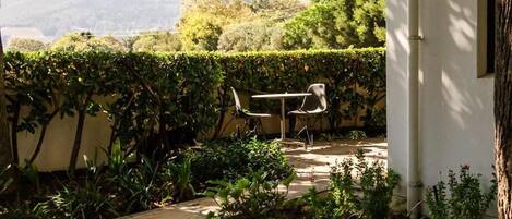 Casa de campo conforto, varanda, vista para o jardim | Opções para refeição ao ar livre