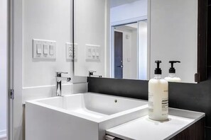Asciugacapelli, asciugamani, sapone, carta igienica