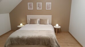 Tabla de planchar con plancha, cuna de viaje, wifi gratis y ropa de cama