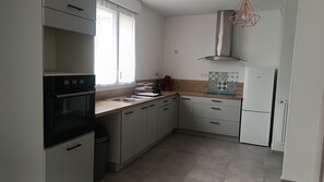 Private kitchen - Vrbo Property (Arnières-sur-Iton)