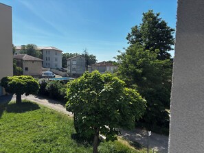A residential area with houses, a swimming pool, and a clear sky. - Quiet apartment in Aubenas. 10 min walk from the Château. (Aubenas)