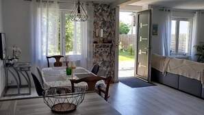Eine moderne Küche mit Essbereich, Holzboden und Blick ins Freie.