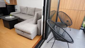 Deluxe-Apartment, Balkon, Stadtblick | Wohnbereich