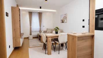 Appartement Standard, balcon, vue cour intérieure | Restauration