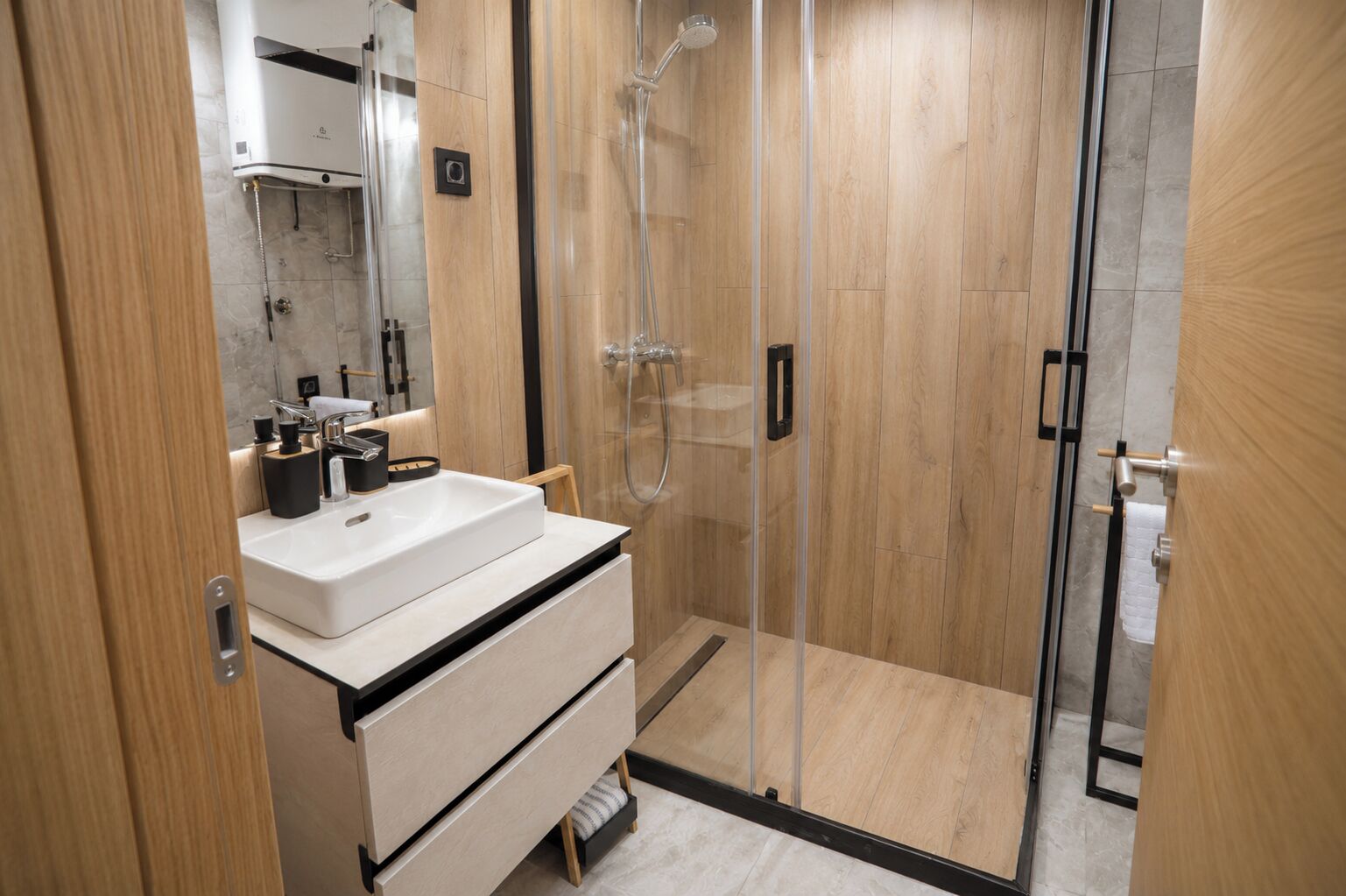 Comfort-Studiosuite, Blick auf den Innenhof | Badezimmer | Dusche, Handtücher, Seife, Shampoo