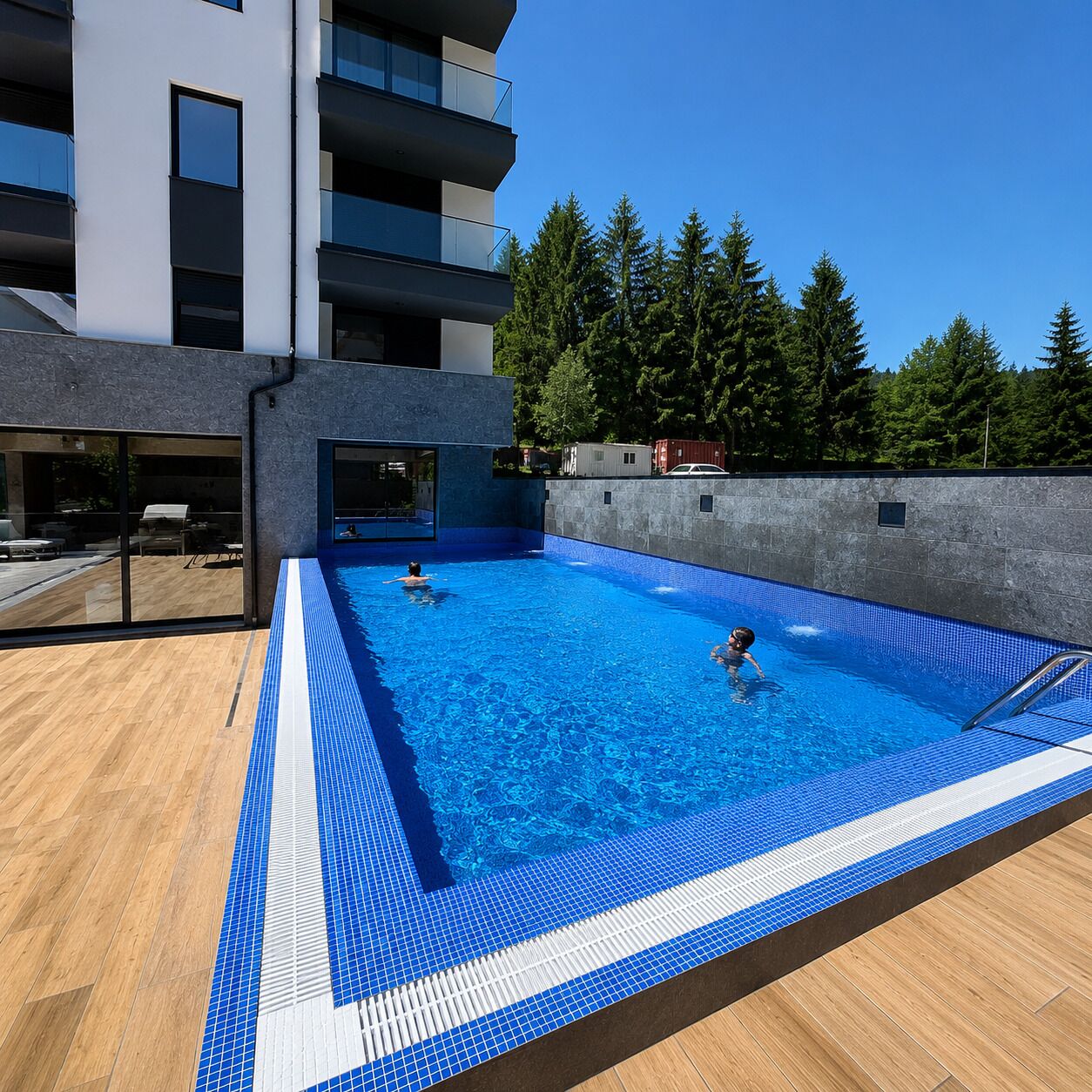 Innenpool, Außenpool (je nach Saison geöffnet)
