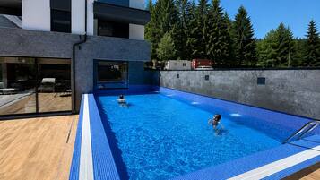 Innenpool, Außenpool (je nach Saison geöffnet)