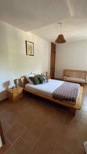 Iron/ironing board, WiFi, bed sheets - Vrbo Property (Saint-Alban-Auriolles)