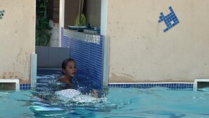 Ein Schwimmbad mit einer Person im Wasser.