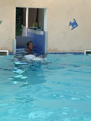 Ein Schwimmbad mit einer Person im Wasser.