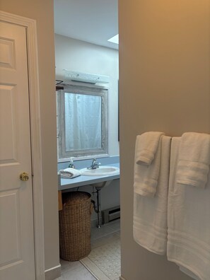 Bathroom - Lovely 3-bedroom townhome 10 minute drive to Okemo mountain in Ludlow (Ludlow)