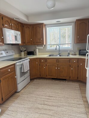 Private kitchen - Lovely 3-bedroom townhome 10 minute drive to Okemo mountain in Ludlow (Ludlow)