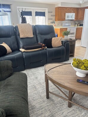 Living area - Lovely 3-bedroom townhome 10 minute drive to Okemo mountain in Ludlow (Ludlow)